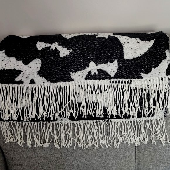 Well Dressed Home Decorative Throw Bats Reversible with Fringe Black and White - Picture 3 of 8